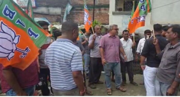 बीजेपी कार्यकर्ता पार्षद सुखदेव महतो के कार्यालय के सामने प्रदर्शन बीजेपी कार्यकर्ता पार्षद सुखदेव महतो के कार्यालय के सामने प्रदर्शन