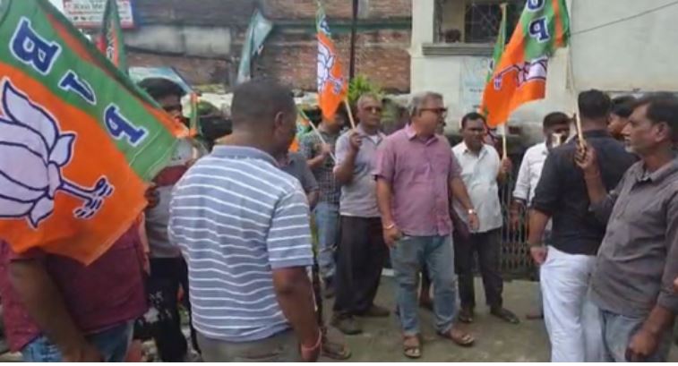 बीजेपी कार्यकर्ताओं का पार्षद सुखदेव महतो के कार्यालय के सामने जोरदार प्रदर्शन बीजेपी कार्यकर्ता पार्षद सुखदेव महतो के कार्यालय के सामने प्रदर्शन