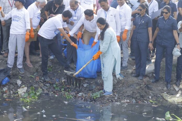 मुख्यमंत्री रेखा गुप्ता के साथ अन्य लोग मुख्यमंत्री रेखा गुप्ता के साथ अन्य लोग