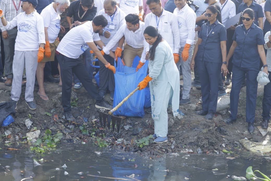 मुख्यमंत्री रेखा गुप्ता के साथ अन्य लोग मौजूद। मुख्यमंत्री रेखा गुप्ता के साथ अन्य लोग