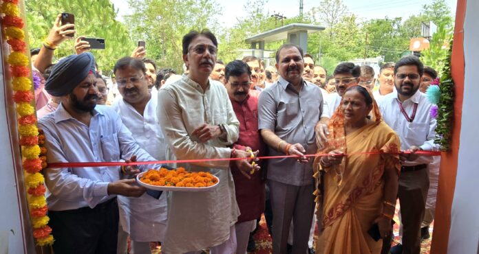 सांसद अनुराग शर्मा प्रदर्शनी का शुभारंभ सांसद अनुराग शर्मा प्रदर्शनी का शुभारंभ