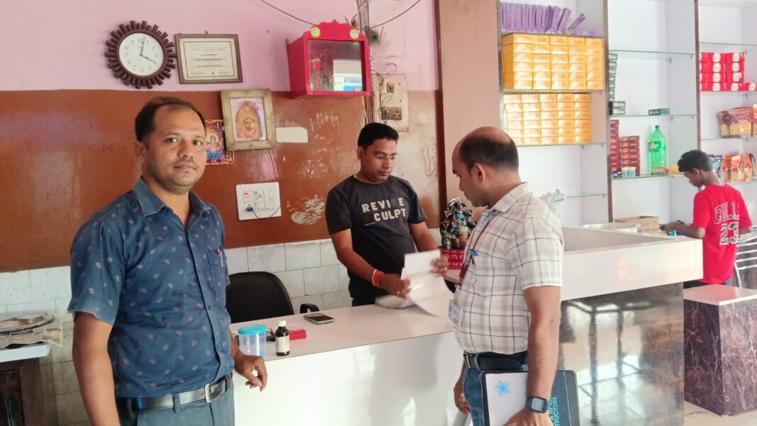 निरीक्षण करते अधिकारी