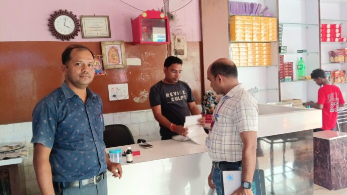 निरीक्षण करते अधिकारी