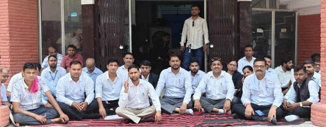 अधिवक्ताओं का रजिस्ट्री कार्यालय के मुख्य गेट पर धरना प्रदर्शन जारी।