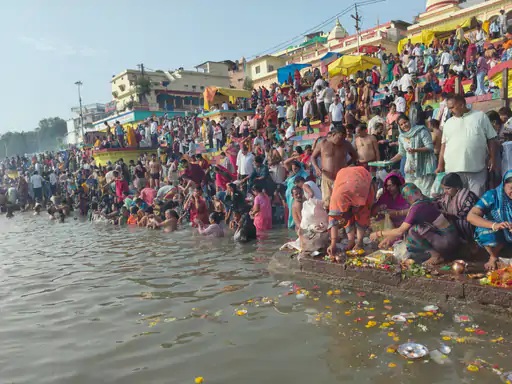 नर्मदापुरम में नर्मदा तट पर श्रद्धालुओं का जलाभिषेक: 30 हजार से अधिक लोगों ने लगाई पवित्र डुबकी नर्मदा तट पर श्रद्धालुओं का जलाभिषेक