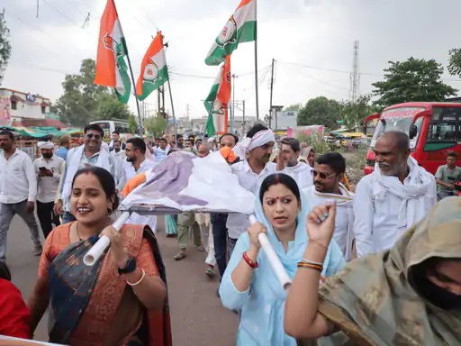 कांग्रेस का चुनाव आयोग के खिलाफ जोरदार प्रदर्शन, निष्पक्षता पर उठाए सवाल
