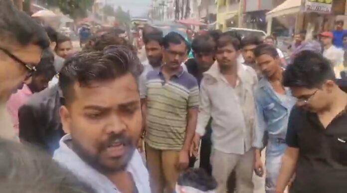 आक्रोशित परिजन और स्थानीय लोगों ने सड़क जाम कर विरोध प्रदर्शन किया आक्रोशित परिजन और स्थानीय लोगों ने सड़क जाम कर विरोध प्रदर्शन किया