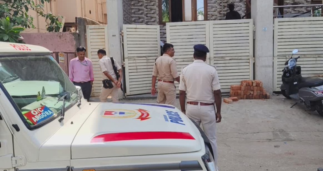 पुलिस की छापेमारी: अपराधियों के ठिकानों पर ताबड़तोड़ कार्रवाई पुलिस की छापेमारी: अपराधियों के ठिकानों पर ताबड़तोड़ कार्रवाई