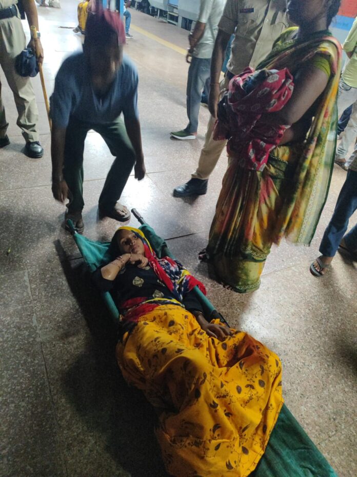 ट्रेन में प्रसव पीड़ा से तड़प रही महिला