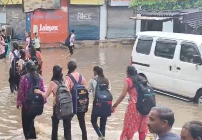 सूरत में मूसलाधार बारिश: शहर में जलभराव की स्थिति बनी