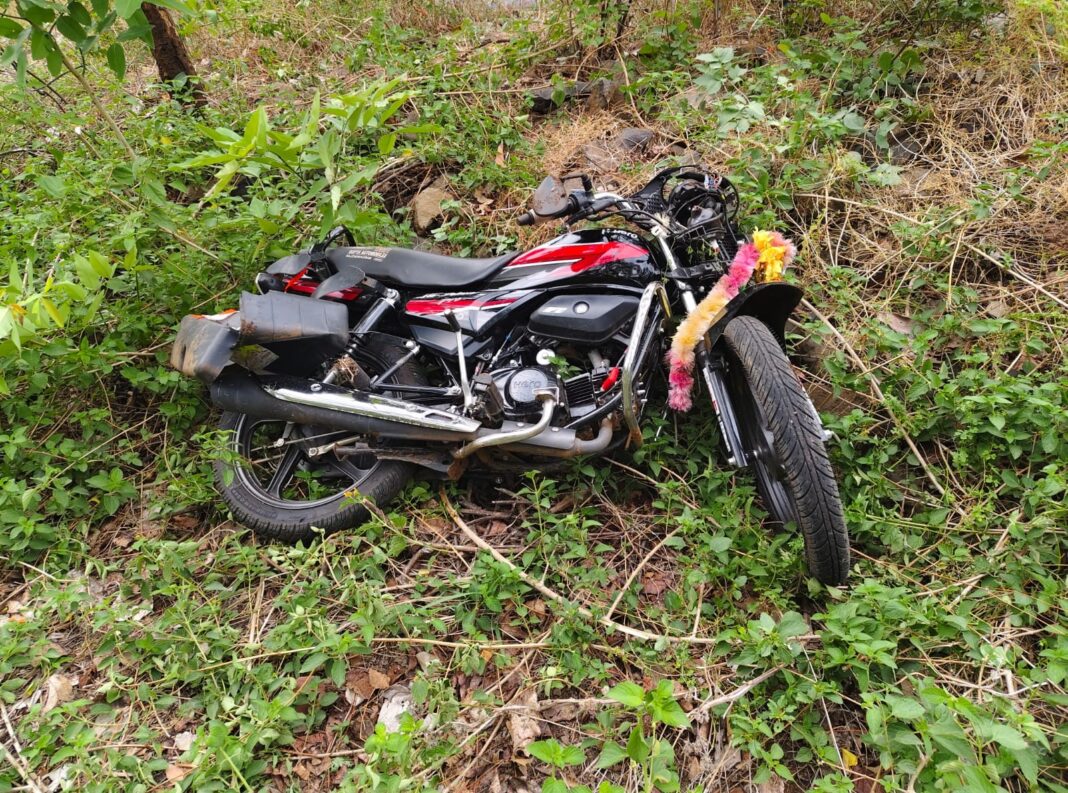 सड़क दुर्घटना में बाइक क्षतिग्रस्त
