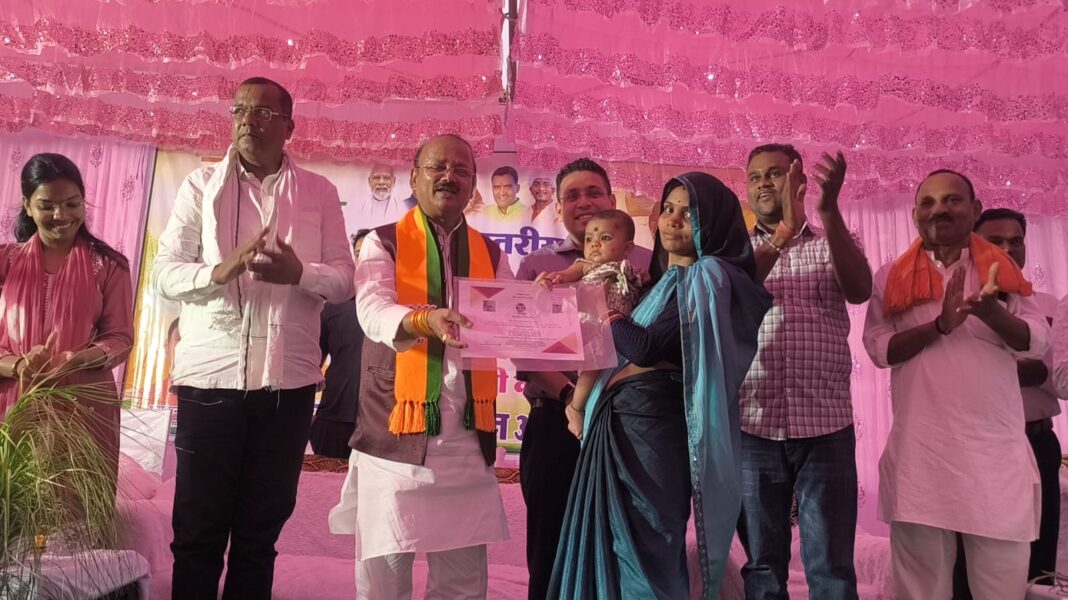 जनकल्याण शिविर में हितग्राही काे याेजना का लाभ का प्रमाण पत्र देते मंत्री जनकल्याण शिविर में हितग्राही काे याेजना का लाभ का प्रमाण पत्र देते मंत्री