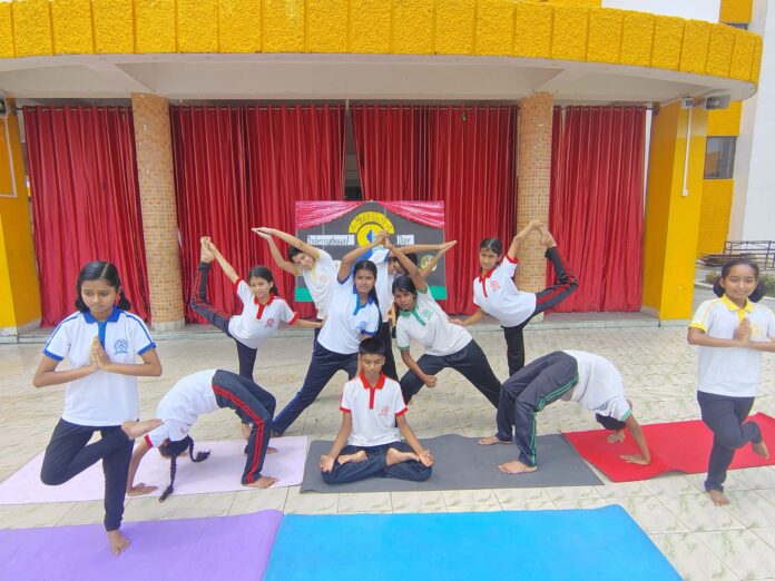 योग करते छात्र