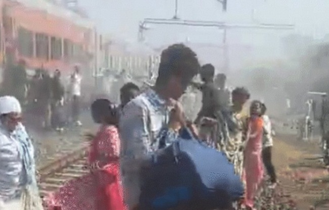 रतलाम में ट्रेन से अचानक धुआं निकलने से मचा हड़कंप, यात्रियों में मची अफरा-तफरी रतलाम में ट्रेन से धुआं निकलने के बाद यात्री