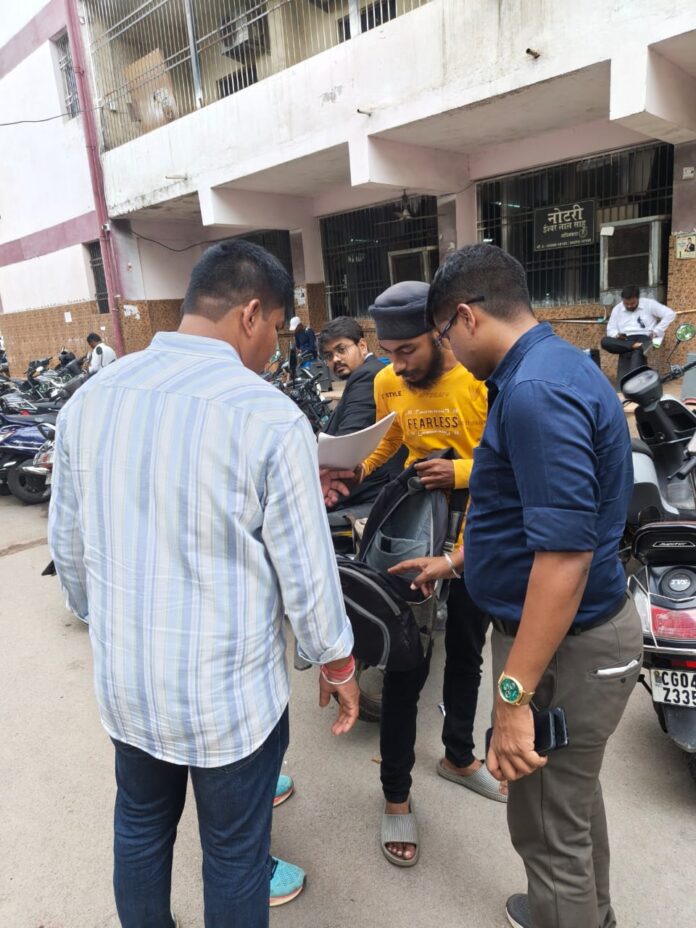 न्यायालय परिसर में संदिग्ध व्यक्तियों से पूछताछ कर रही पुलिस न्यायालय परिसर में संदिग्ध व्यक्तियों से पूछताछ कर रही पुलिस