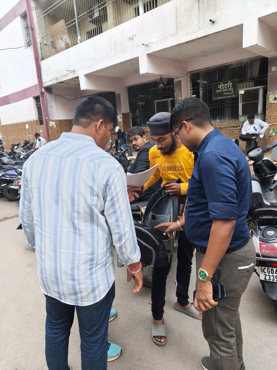 न्यायालय परिसर में संदिग्ध व्यक्तियों से पूछताछ कर रही पुलिस न्यायालय परिसर में संदिग्ध व्यक्तियों से पूछताछ कर रही पुलिस