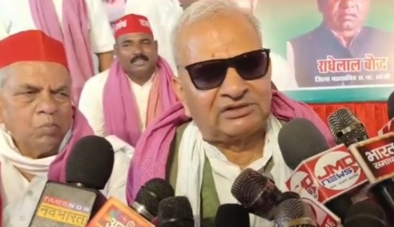 मीडिया से वार्ता करते सपा के पूर्व प्रदेश अध्यक्ष मीडिया से वार्ता करते सपा के पूर्व प्रदेश अध्यक्ष
