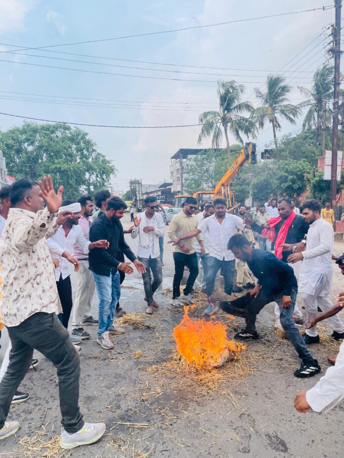 एनएसयूआई कार्यकर्ता मुख्यमंत्री का पुतला दहन करते हुए