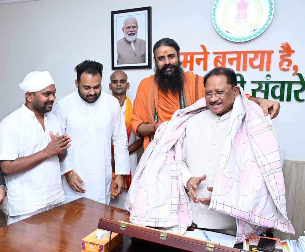 मुख्यमंत्री की संत-महात्माओं से गर्मजोशी से मुलाकात मुख्यमंत्री की संत-महात्माओं से गर्मजोशी से मुलाकात