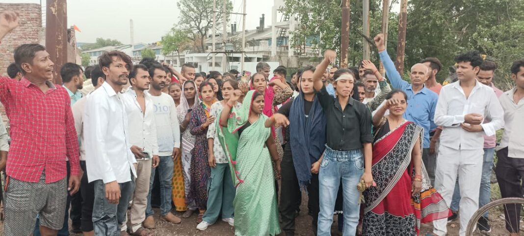 फतेहपुर में मजदूरों की हड़ताल! कम वेतन और लंबी ड्यूटी के विरोध में ठप हुआ कंपनी का काम फतेहपुर में मजदूरों की हड़ताल! कम वेतन और लंबी ड्यूटी के विरोध में ठप हुआ कंपनी का काम
