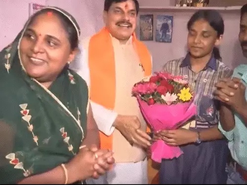 मुख्यमंत्री डॉ. यादव ने मप्र बोर्ड की स्टेट टॉपर चांदनी को दी बधाई, घर पहुंचकर किया सम्मान मुख्यमंत्री डॉ. यादव ने मप्र बोर्ड की स्टेट टॉपर चांदनी को दी बधाई, घर पहुंचकर किया सम्मान