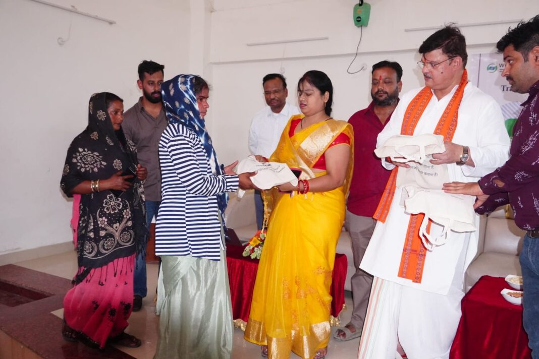अयोध्या को स्वच्छ बनाने की नई पहल! सफाई कर्मियों को दिया गया विशेष प्रशिक्षण और सुरक्षा किट अयोध्या को स्वच्छ बनाने की नई पहल! सफाई कर्मियों को दिया गया विशेष प्रशिक्षण और सुरक्षा किट