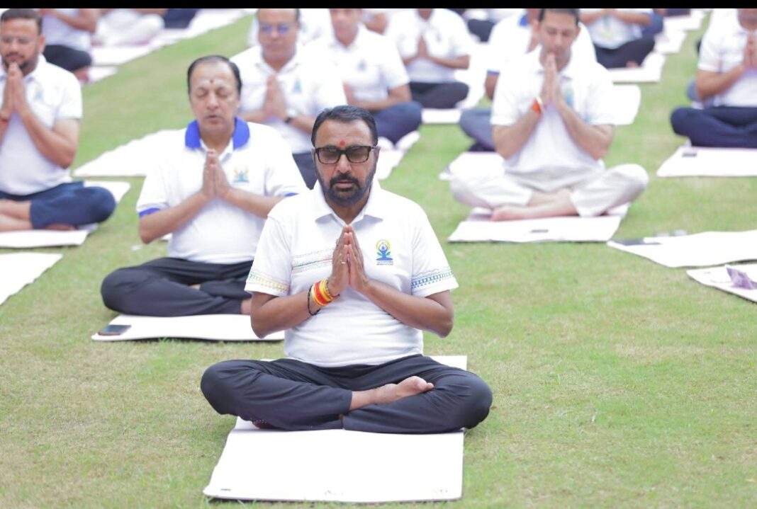 ऑनलाइन योग सत्र में भाग लेते हुए केंद्रीय आयुष मंत्री प्रताप राव जाधव