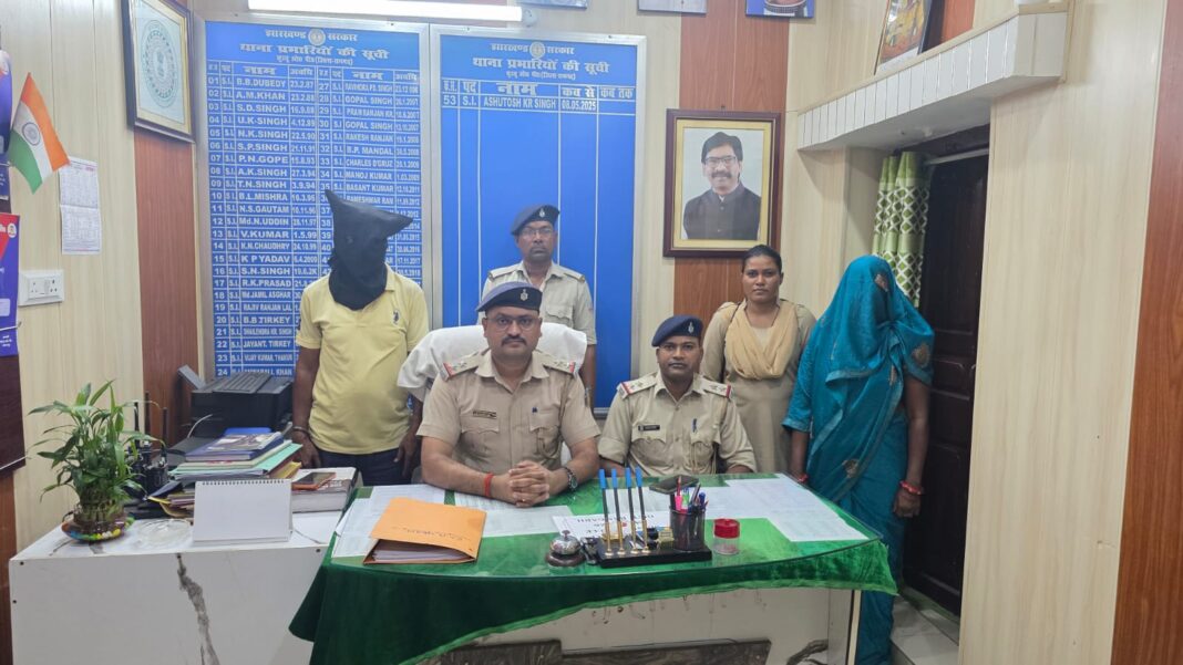 पुलिस के साथ गिरफ्तार अपराधी: अपराध का पर्दाफाश और न्याय की जीत पुलिस के साथ गिरफ्तार अपराधी: अपराध का पर्दाफाश और न्याय की जीत