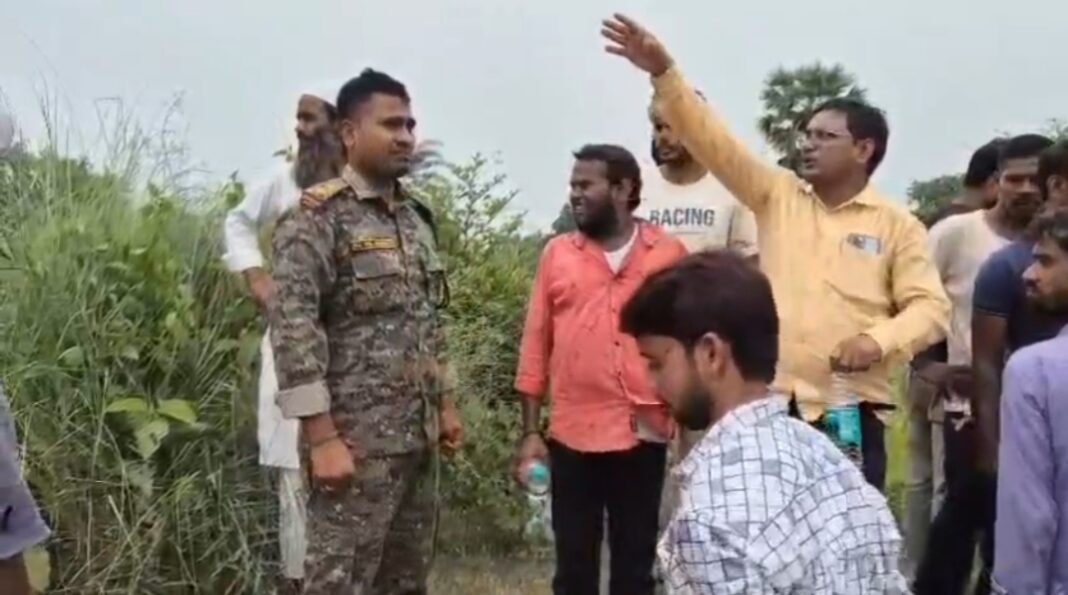 पुलिस जांच में जुटी, मौके पर जमा हुई भारी भीड़ ट्रेन और बस में टक्कर