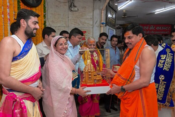 महाकाल मंदिर में केन्द्रीय मंत्री अनिल खट्टर को सम्मानित करते हुए मध्य प्रदेश के मुख्यमंत्री शिवराज सिंह चौहान