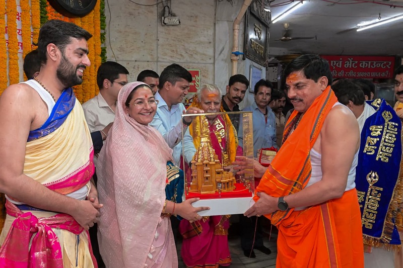 मुख्यमंत्री डॉ. यादव की अनोखी भेंट: केंद्रीय मंत्री मनोहर लाल को महाकाल मन्दिर की अनूकृति प्रदान की महाकाल मन्दिर अनूकृति