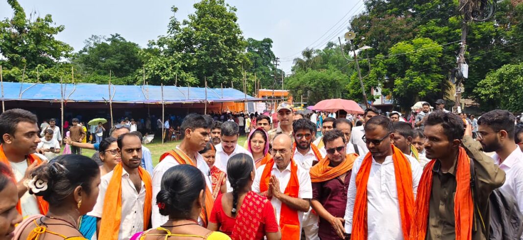 विधायक ने शिविर में लाभार्थियों से की मुलाकात, सुनी उनकी समस्याएं विधायक लाभार्थियों से मिलते हुए