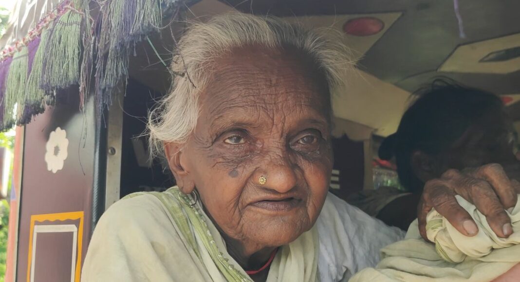 जानकारी देती टुसिया महली जानकारी देती टुसिया महली