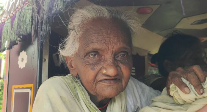 जानकारी देती टुसिया महली