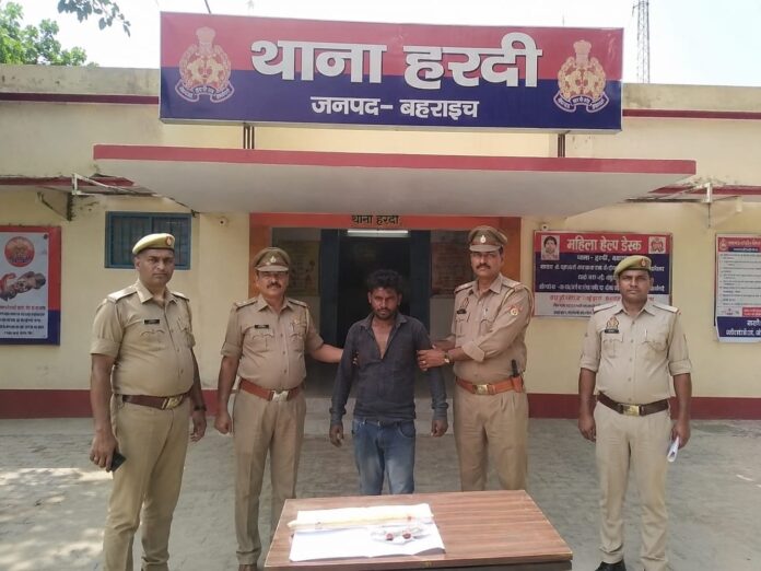पुलिस ने चोर को गिरफ्तार किया