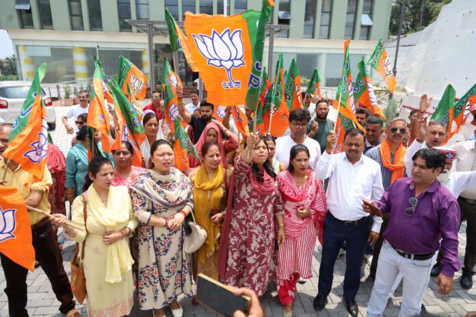 भाजपा पार्षदों का नगर निगम धर्मशाला के बाहर विरोध भाजपा पार्षदों का नगर निगम धर्मशाला के बाहर विरोध