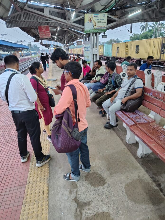 खड़गपुर में रेलवे अधिकारी अवैध यात्रियों पर कार्रवाई