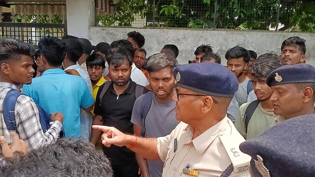 परीक्षा केंद्र में पहुंचे एसडीपीओ ने परीक्षार्थियों को दिया आत्मविश्वास, शांति से परीक्षा देने का किया आह्वान एसडीपीओ परीक्षार्थियों को शांति से परीक्षा देने का आह्वान