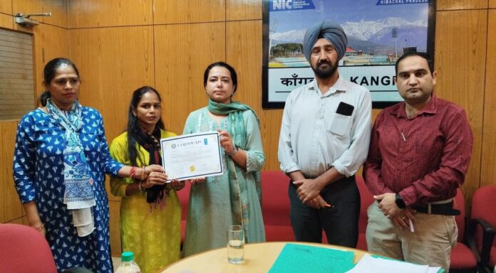 एडीएम कांगड़ा को सम्मानित करते हुए एडीएम कांगड़ा को सम्मानित करते हुए