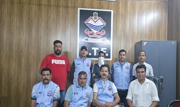 एसटीएफ के साथ मुठभेड़ के बाद आरोपी पुलिस हिरासत में । एसटीएफ के साथ मुठभेड़ के बाद आरोपी पुलिस हिरासत में