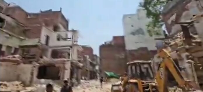 दालमंडी में मलबे का अम्बार: जानें क्या है इसके पीछे की वजह