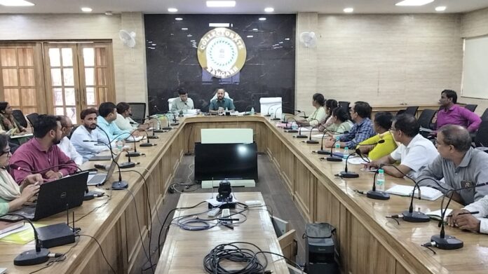समीक्षा बैठक में शामिल अधिकारी