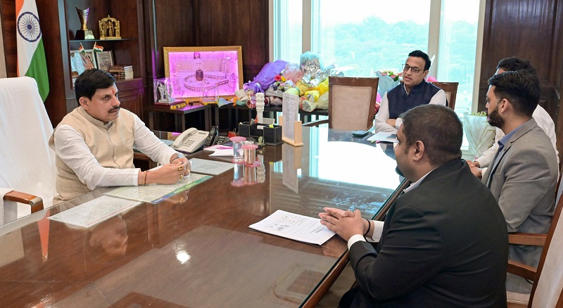 मुख्यमंत्री से जीनानी कम्पनी के पदाधिकारियों की मुलाकात, विकास परियोजनाओं पर हुई चर्चा मुख्यमंत्री शिवराज सिंह चौहान जीनानी कम्पनी के पदाधिकारियों से मिलते हुए