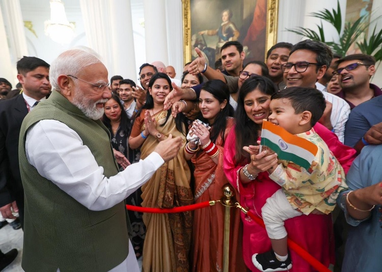 प्रधानमंत्री मोदी का फ्रांस में स्वागत