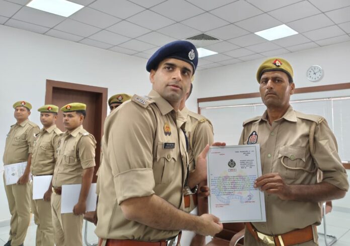 पुलिस कर्मियों को सम्मानित करते एसपी