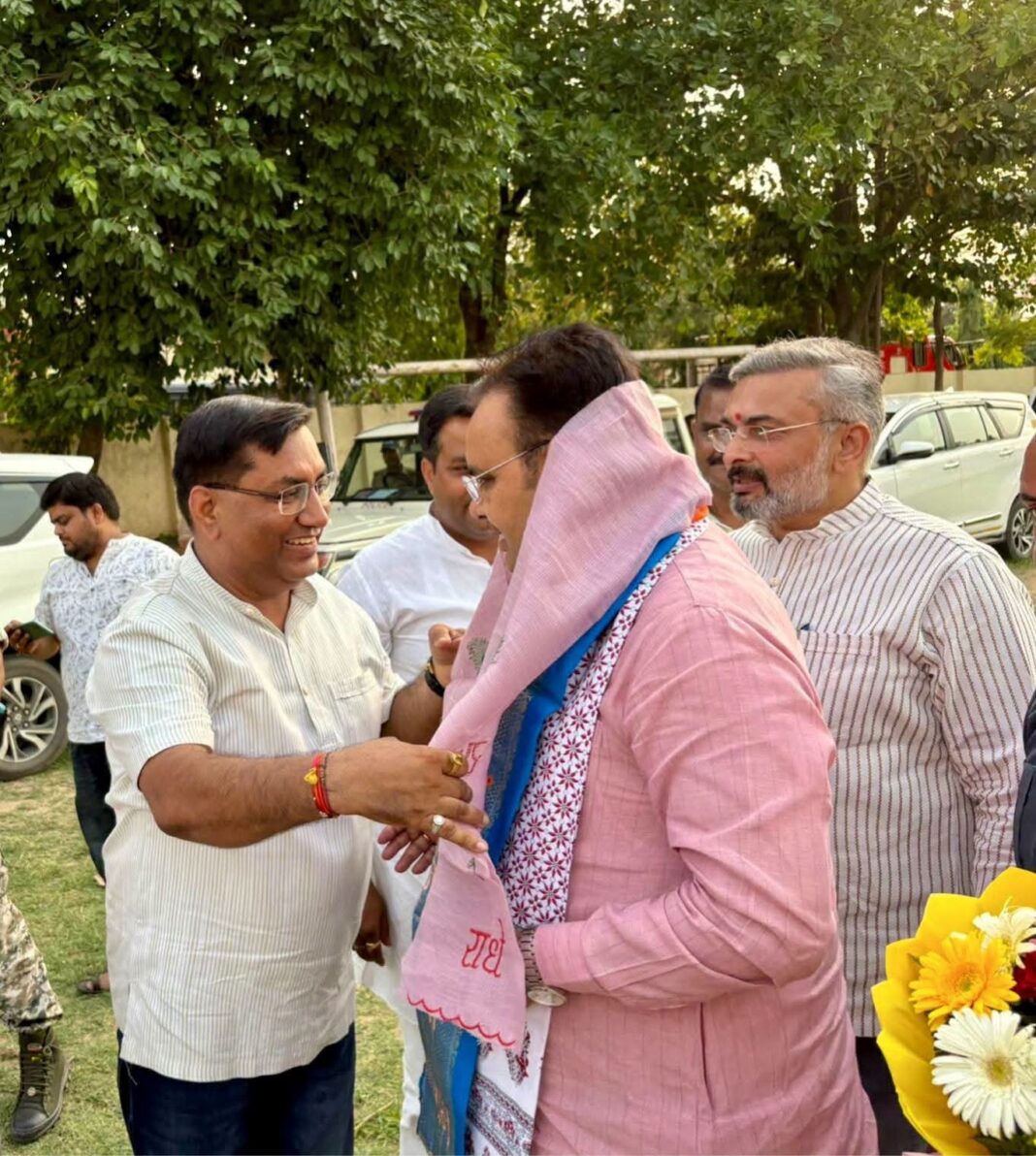मुख्यमंत्री भजनलाल का स्वागत करते हरिद्वार के भाजपा नेता मुख्यमंत्री भजनलाल का स्वागत करते हरिद्वार के भाजपा नेता