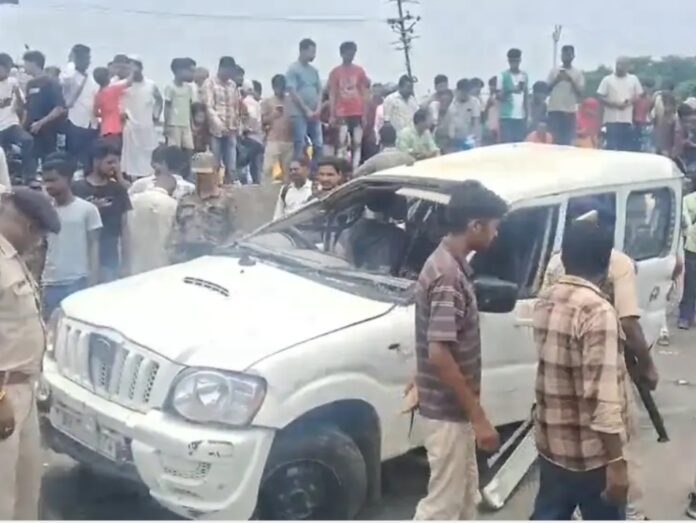 अररिया फोटो:घटनास्थल पर जमा भीड़ अररिया फोटो:घटनास्थल पर जमा भीड़