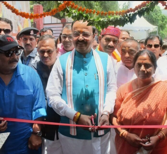 उप मुख्यमंत्री केशव प्रसाद मौर्या ने फीता काटकर किया परियोजना का उद्घाटन उप मुख्यमंत्री केशव प्रसाद मौर्या ने फीता काटकर किया परियोजना का उद्घाटन