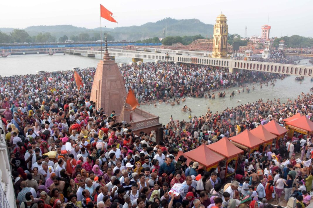 हर की पैड़ी पर स्नान का विहंगम दृश्य हर की पैड़ी पर स्नान