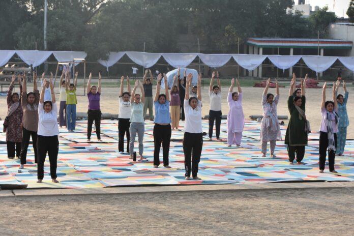 महिलाएं पानीपत के शिवाजी स्टेडियम में योग प्रशिक्षण